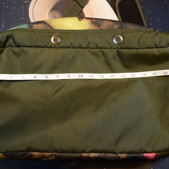 Burton Camo Soft Shell Snowboard Duffle Bag Long Zip Close Travel Bag Large - Picture 5 of 6